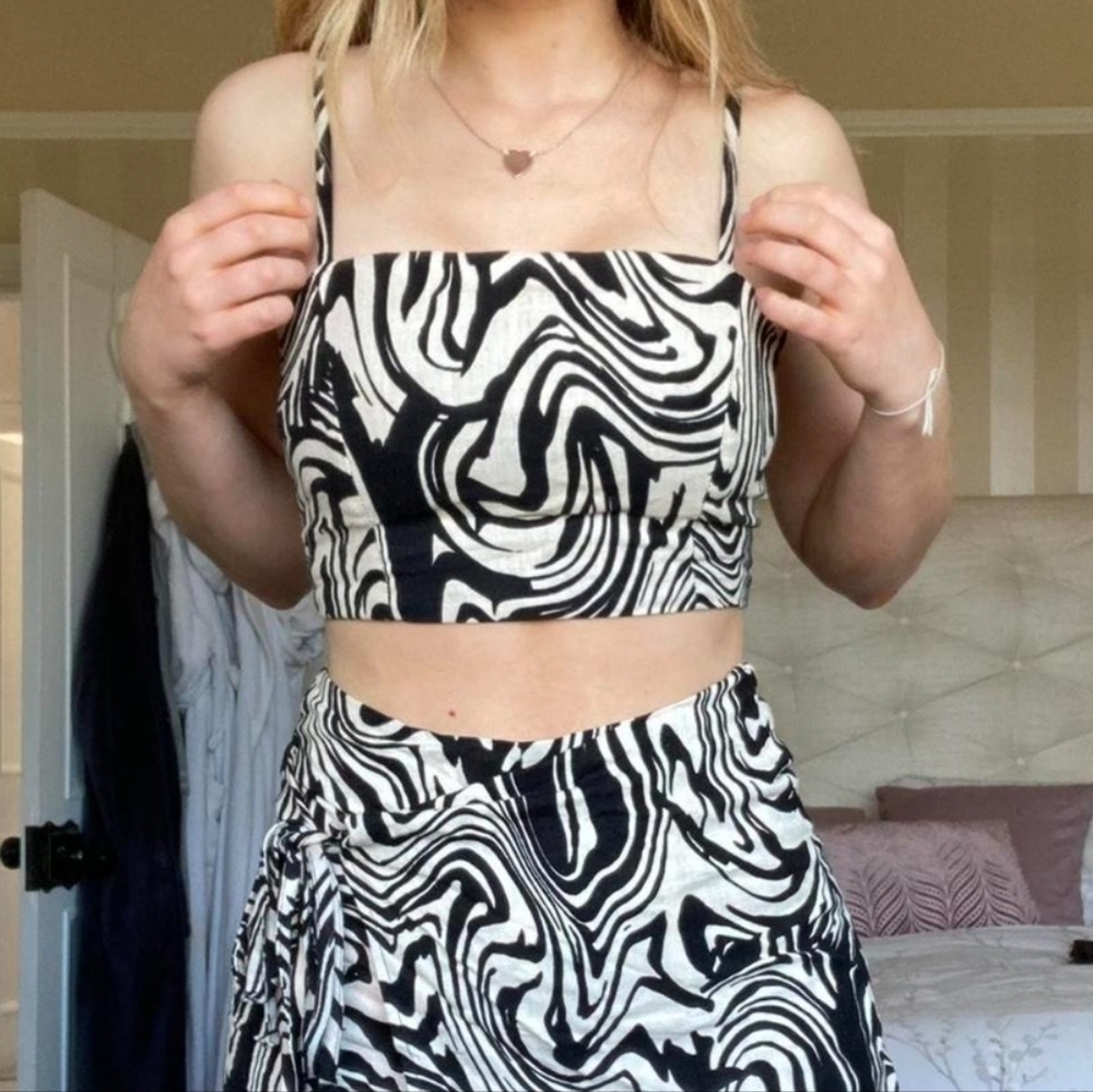 STRADIVARIUS Black/ivory Zebra print cropped top. Size Med NWT